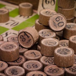 Le célèbre jeu du loto connus de tous pour faire gagner des lots avec les grilles numérotées. Celui qui termine sa grille avant les autres remporte un lot ! Retrouvez les règles de ce jeu sur notre pa