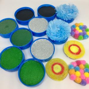 Ce loto tactile permettra à vos enfant de développer leurs sens de façon ludique en développant la sensibilité tactile. Ce jeu permettra aux enfants de découvrir différentes matières grâce à la méthod