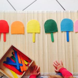 Une activité manuelle et pedagogique pour réaliser des glaces de couleur selon la méthode Montessori. Ce jeu permet de différencier les nuances de couleurs, de les associer et d'exercer la motricité f