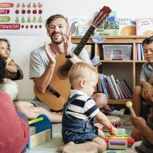 Voici une sélection de 15 jeux musicaux pour s'amuser avec les voix, les rythmes ou les pulsations avec les enfants