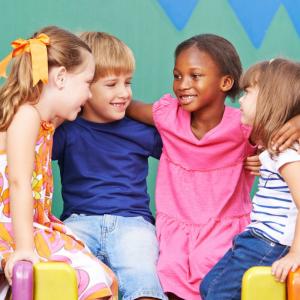Jeu pour jouer avec les verbes. Qui ne connaît pas les Schtroumpfs et leur drôle de langage … Voici un jeu de langage inspiré des Schtroumpfs qui demande aux enfants de remplacer les verbes conjugués 