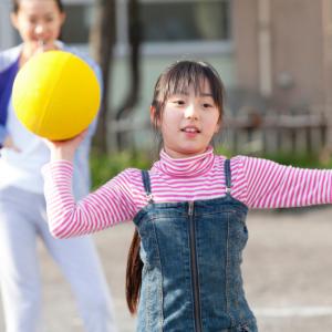 Balle au prisonnier : les règles du jeu. La balle au prisonnier est un jeu de ballon qui oppose deux équipes. Le but du jeu étant de toucher l'adversaire avec la balle pour le faire prisonnier. Un jeu