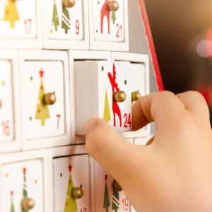 Comme tous les enfants le savent, Noël rime avec calendrier de l'avent. Et quel plaisir de pouvoir à chaque réveil, ouvrir une case en attendan...