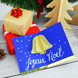 Voici une carte pop up de Noël avec une cloche 3D. Une activité de bricolage enfants pour réaliser une carte pop up pour Noël et ainsi souhaiter un joyeux Noël à la famille et aux amis, à toutes les p