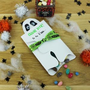 Voici une carte d' Halloween à fabriquer facilement pour inviter les copains à une fête d' Halloween ou souhaiter un Joyeux Halloween à vos proches.
