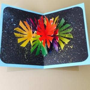 tuto pour bricoler avec les enfants une carte d'invitation feu d'artifice pop-up