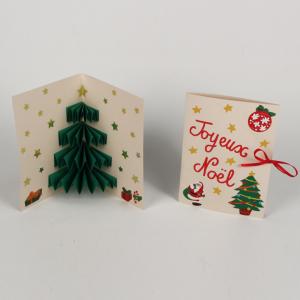 Voici une carte pop up de Noël avec un sapin 3D. Une activité de bricolage enfants pour réaliser une carte pop up pour Noël
