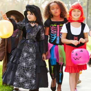 S'il y a bien un rituel que les enfants adorent à Halloween, c'est la chasse aux bonbons ! Curieux, ils adorent taper aux portes des voisins, s'amuser à se déguiser et surtout : récolter des tas de bo