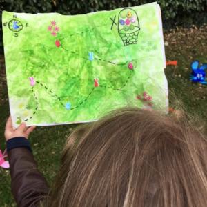 La chasse au trésor est un des grands jeux préférés des enfants. Le côté mystérieux du trésor suscite la curiosité des enfants. En plus du côté amusant, il permet aux enfants d'apprendre à s'orienter 