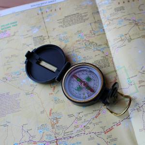 La course d'orientation est un grand jeu qui permets aux enfants d'apprendre à s'orienter et utiliser une boussole. Un jeu que l'on peut faire dans un petit bois, un parc, ou dans le jardin. La premiè