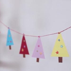 tuto pour bricoler avec les enfants une guirlande de sapins en papier pour Noël
