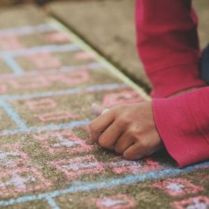 Pour jouer avec des craies il y a pleins de jeux, parmi eux il y a le jeu de la maison. Il suffit de dessiner une maison avec tout ce qui va avec. Comme une maison de poupée. Là encore il faut laisser