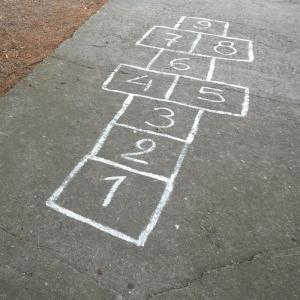 La marelle est un jeu de craie qui se joue souvent dans les cours de récréation. Un jeu qui permet de travailler l'équilibre des enfants, d'apprendre à compter et aussi à améliorer leur adresse. Facil