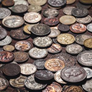 La monnaie métallique : un instrument d'échange. La monnaie métallique est la monnaie matérialisée par un métal. Elle est frappée depuis l'antiquité par les &eacut