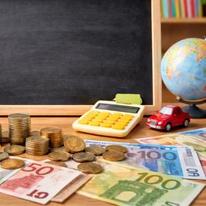 La monnaie, tout le monde sait ce que c'est, mais comment expliquer ce qu'est la monnaie aux enfants, ou comment répondre à leurs question sur son histoire et son origine ? Cette fiche tente d'apporte