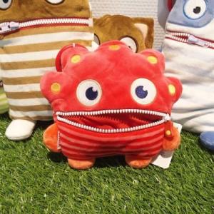 La peluche avale soucis est un doudou avec une bouche qui s'ouvre et se ferme pour accueillir les angoisses des enfants et les aider à gérer leurs émotions.