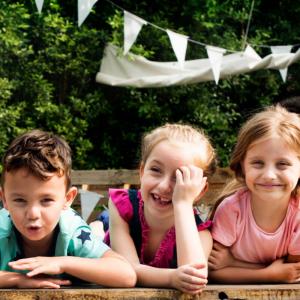 Jeu oral pour développer sa mémoire. Un jeu très simple à jouer en voiture, lors d'un anniversaire, en groupe pour animer un groupe d'enfants ... Un jeu dans lequel chaque enfant répète une