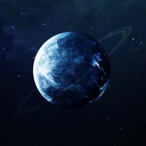 uranus est une grosse planète gelée composée d'eau. ranus étant une planète gazeuse elle ne possède pas de surface solide.