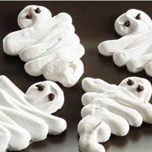 Découvrez la recette des petits fantomes gateaux, parfaits pour Halloween. Ces gateaux terrifiants sont faciles à réaliser avec les enfants et seront parfaits pour un gouter d'Halloween. Retrouvez la 
