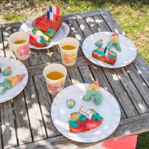 Activité de bricolage enfants pour réaliser une vaisselle en carton aux motifs de feux d'artifice