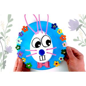 Avec un gros oeuf en polystyrène (enfin disons plutôt la moitié d'un oeuf) et une assiette en carton nous allons fabriquer un lapin mignon en 3D pour Pâques ! De la peinture, du collage, d