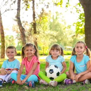 Le jeu de ballon : le chat et la souris est un jeu de balle ou de ballon qui peut se jouer en cercle ou en ligne. Le jeu du chat et de la souris est à la fois un jeu d'adresse, de coordination et de r