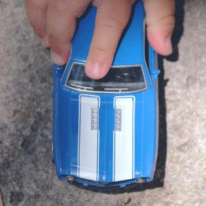 Pour jouer avec leur petites voiture dehors, les enfants peuvent dessiner un circuit avec des craies. Un jeu qui peut se jouer partout ! Laisser l'imaginaire de l'enfant pour tracer tout le circuit et