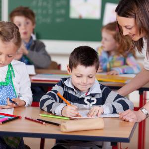 Les États signataires se sont engagés à créer les conditions pour que tous les enfants puissent assurer une école primaire gratuite et obligatoire.