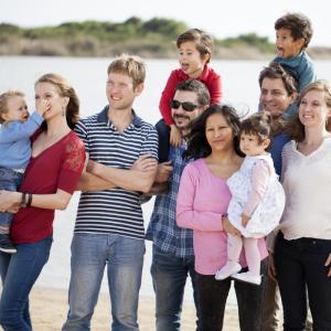 La Convention internationale des droits de l'enfant donne à tout enfant le droit à une famille. Le droit à la famille est important car il permet de rattacher l’enfant à une histoire et surtout il lui