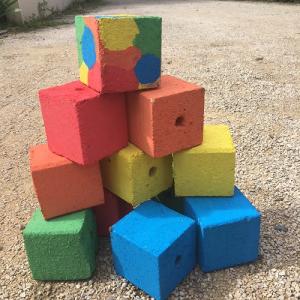 Une activité manuelle à faire avec les enfants pour réaliser un jeu de pétanque en bois. Ce jeu est réalisé à partir de cube de palette en bois, de peinture et de vernis. Un bricolage facile et rapide