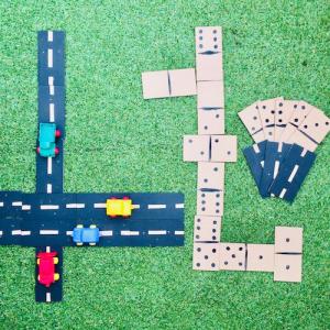 Un jeu de domino qui fait aussi circuit de voiture ! Une activité manuelle facile et rapide à faire avec les enfants. Les dominos sont en bois à peindre. Un joli jeu 2 en 1, que vos enfants pourront t