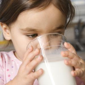 Le lait un aliment complet mais qui succite la polémique. Un dossier pour le lait pour vous aider à faire vos choix. Qu'apporte le lait à votre enfant ? Entre bénéfice et controverse, faut-il donner d