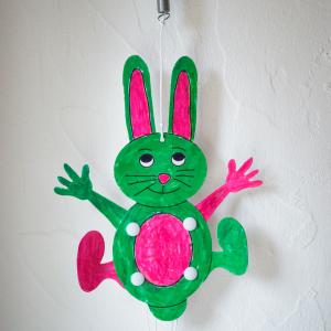 Ce lapin de Pâques rebondissant en papier cartonné est une activité manuelle à réaliser avec les enfants à partir de 2 ans à l’approche de Pâques. Une activité amusante qui fera une jolie décoration d