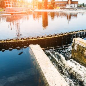 Dans de nombreux pays l'eau est dangereuse pour les êtres humains. Dès lors qu'il n'existe pas de structures d'assainissement des eaux comme les égouts et les stations d'épuration, les eaux sales sont