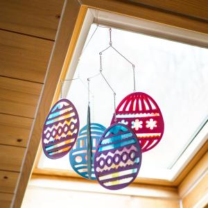 Une activité manuelle de Pâques pour réaliser un mobile de pâques avec des œufs en papier vitrail à suspendre dans la chambre des enfants. Un bricolage de paques idéale pour les maternelles. Une jolie