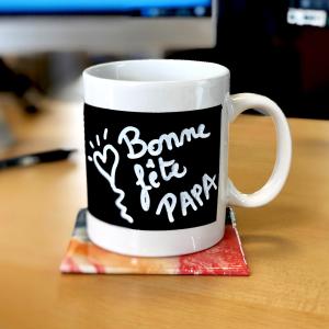 Découvrez comment réaliser ce superbe mug à offrir.C'est une activité très simple à réaliser pour la Fête des pères, la Fête des mères, pour Noël ou pour toute autre occasion.
