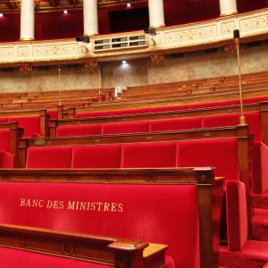 Le Parlement est le pouvoir législatif en France il rassemble les représentants des citoyens élus au suffrage universel ou au suffrage universel indirect. Le rôle du Parlement est triple: il représent
