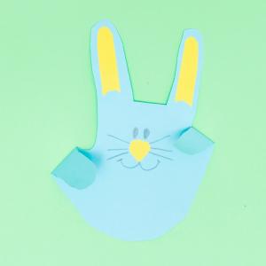 Comment faire un lapin à partir de papier et de la forme d'un main ? Découvrez comment faire ce bricolage très simple et très rigolo qui ne nécessite que très peu de matériel et qui est parfait pour P