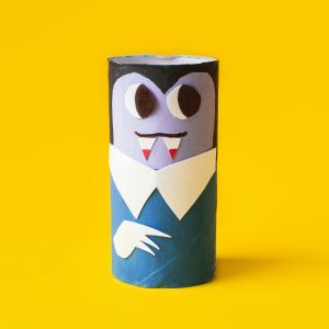 Le petit vampire en rouleau en carton