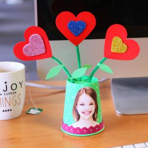 Une activité récup' avec des gobelet en carton pour réaliser un pot de fleurs à offrir pour la fete des meres et la fete des peres. Un bricolage économique et original. Collez une photo sur le pot pou