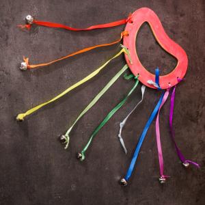 Une activité pour les enfants à partir de 2 ans pour réaliser un instrument de musique : le tambourin à grelots arc-en-ciel. Un tambourin en bois à décorer à la peinture et avec des rubans. Un loisir 