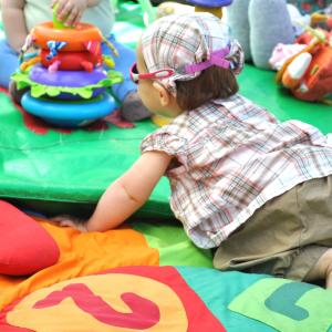 Choisir avec soin le tapis d'éveil de son bébé. Le tapis d'éveil permet de changer l'univers de bébé alors que sa position corporelle change peu. Le tapis d'éveil est un lieu d'e