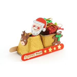 Retrouvez un tuto pour fabriquer un mignon petit traîneau de Père Noël avec des pots en carton et des bâtonnets.