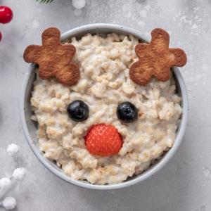 Notre recette de porridge en forme de renne, parfait pour les lendemains de Noël. Cette recette est très simple est sera très appréciée des enfants. Découvrez cette recette simple et rapide en suivant