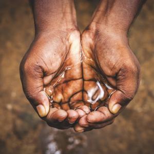 L’enjeu de l’eau pour les années à venir est simple : la ressource en eau consommable est limitée alors que la population mondiale et les besoins en eau ne cessent d’augmenter. De fai