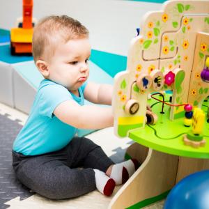 Quelles activités d'éveil pour son bébé. Quels jeux peut-on faire avec un jeune enfant ? Cette phrase est souvent posée par de jeunes parents, qui ne savent pas toujours quelles activités p
