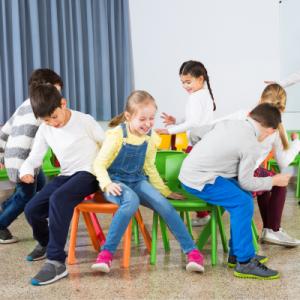 Le jeu des chaises musicales est un jeu très connu des petits et grands enfants ! Une bonne idée d'animation pour un goûter, un anniversaire ou même un mariage.