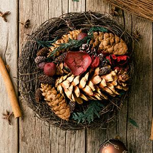 Les couronnes de Noël dans le monde : couronnes de l'Avent, couronne de St Lucie, couronnes de bienvenue, histoires et traditions. L'une des traditions les plus répandues est la confection de couronne