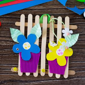 Offrez en cadeau des fleurs fabriquées avec du papier et posées sur des bâtonnets en bois. Une activité simple qui est parfaite pour offrir en cadeau pour la fête des mères comme pour fêter le Printem
