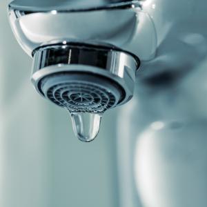 Les petits gestes quotidiens pour économiser la ressource en eau.  L'eau potable est une ressource rare que chacun d'entre nous peut économiser chaque jour par des petits gestes simples.L’eau consomma